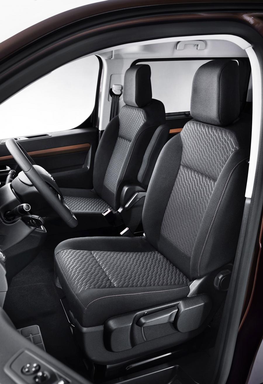 Интерьер Toyota ProAce Verso 2016 года  (фото 27 из 31)